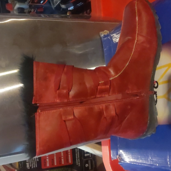 Gently USED NY Vip fur lined red boots size 8 - Picture 1 of 8